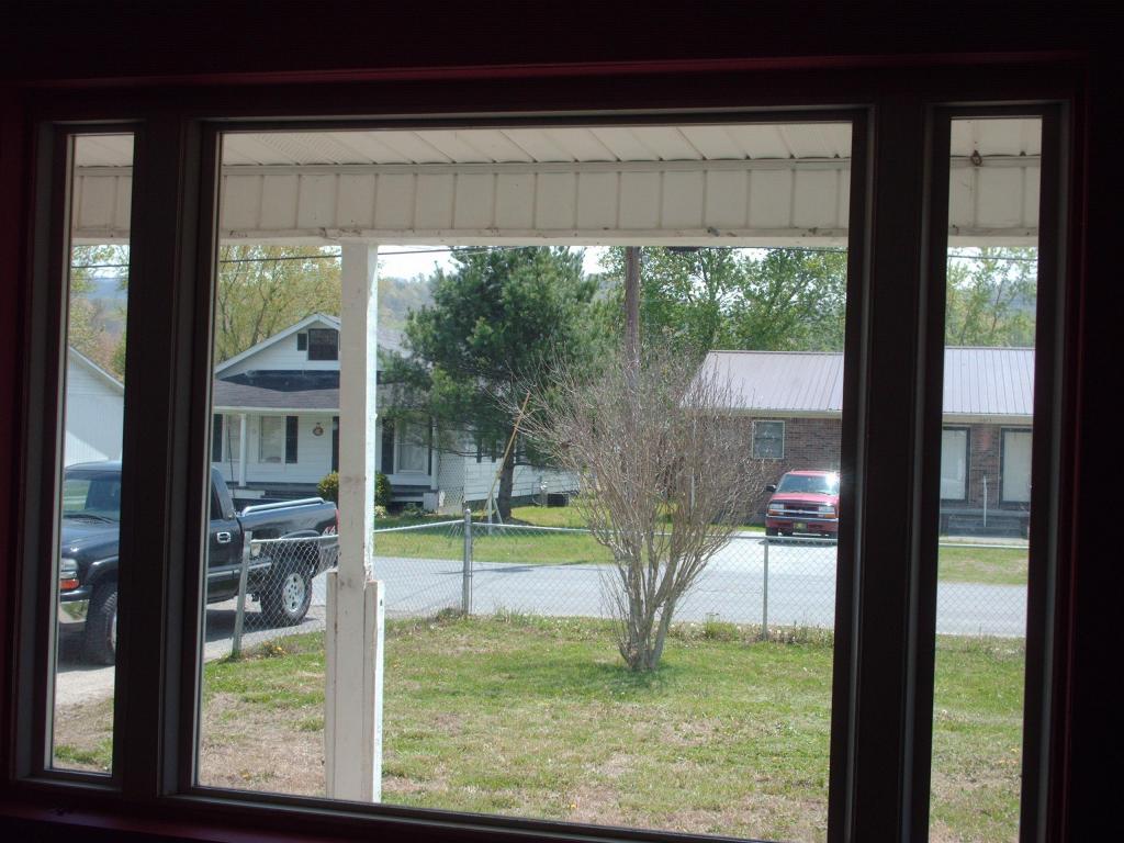 1012 Exeter Ave, Middlesboro, KY 40965 photo 3