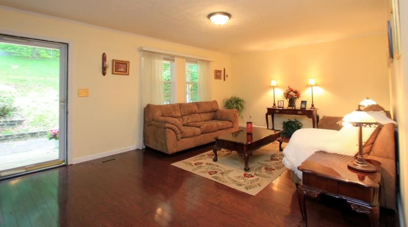 136 White Loop Rd, Clinton, TN 37716 photo 3