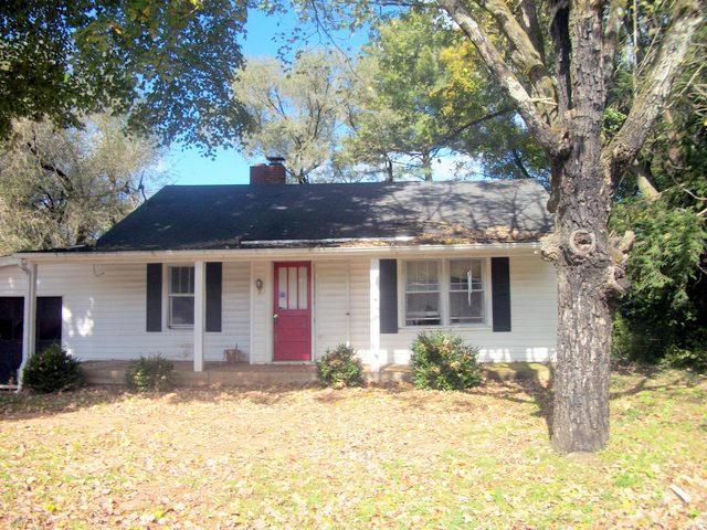 1010 Moore St, Athens, TN 37303