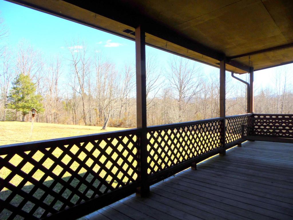 959 Knotty Pine Ln, Duff, TN 37729 photo 5