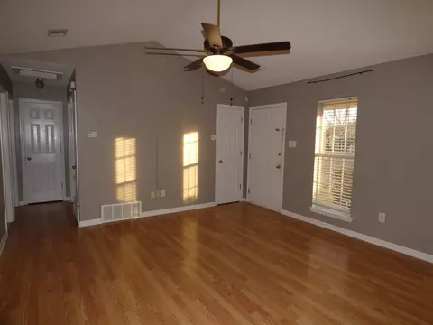 10872 Oak Leaf Dr, Olive Branch, MS 38654 photo 2