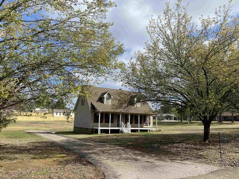 416 Cox Dr, Selmer, TN 38375