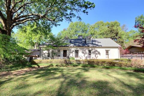 135 Grove Park Cir, Memphis, TN 38117