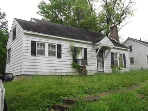 303 5th St N, Selmer, TN 38375