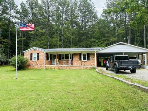 1421 Peach St, Selmer, TN 38375
