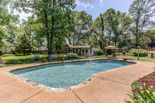 3086 Country Place Dr W, Collierville, TN 38017