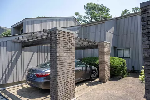 828 Creekside Dr, Memphis, TN 38117