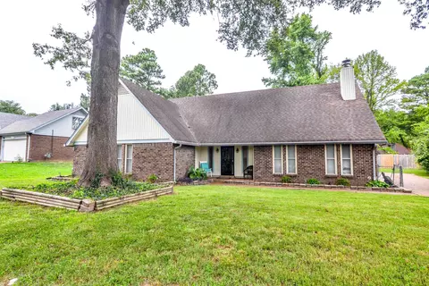 5954 S Pamela Ann Dr, Bartlett, TN 38135