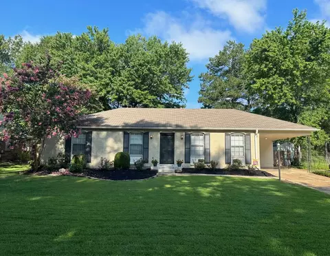 889 Hunters Retreat Dr, Collierville, TN 38017