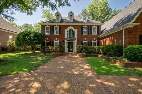 8825 Somerset Ln, Germantown, TN 38138