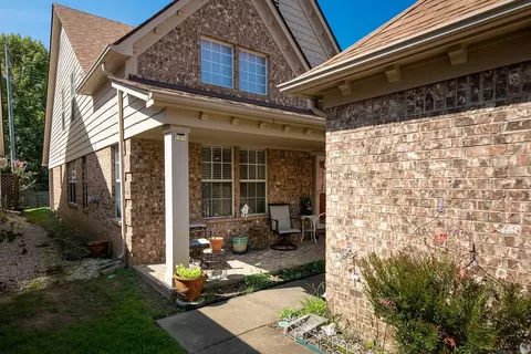 1002 E Montebello Cir, Memphis, TN 38018