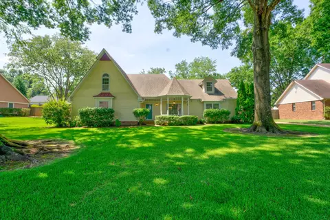 2703 E Gerald Ford Dr, Memphis, TN 38016