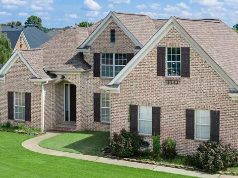 1056 Williamsburg Dr, Atoka, TN 38004