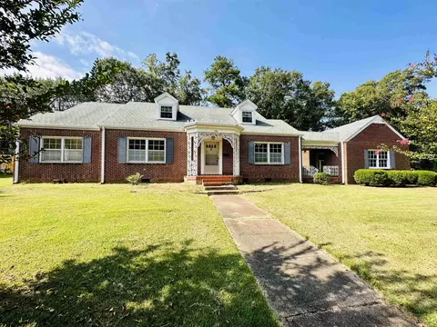 228 N 3rd St, Selmer, TN 38375