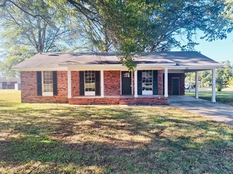 127 Sharon St, Bolivar, TN 38008