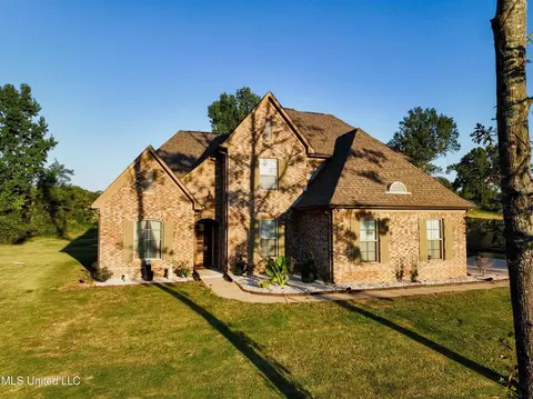 2364 E Nikki Ridge Dr, Nesbit, MS 38651