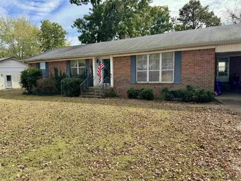 307 W Water St, Clifton, TN 38425
