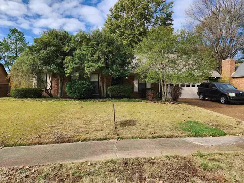 725 Grovewood Dr, Cordova, TN 38018