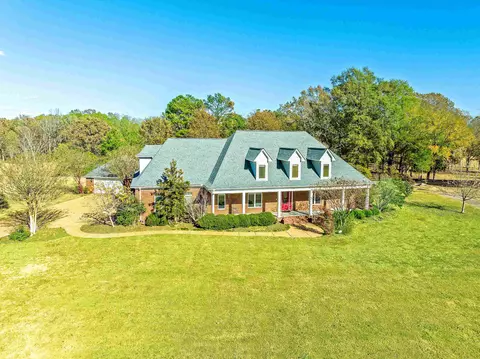 820 Old State Line Dr, Moscow, TN 38057