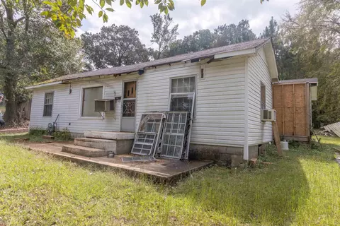 370 Graham Dr, Selmer, TN 38375