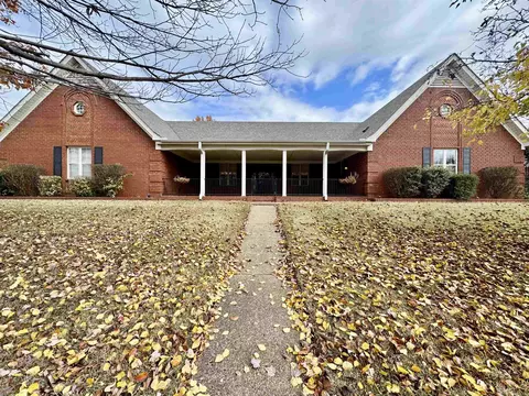 9051 Pembroke Ellis Dr, Bartlett, TN 38133