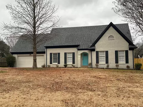 399 E Lawnwood Dr, Collierville, TN 38017