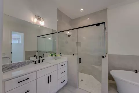 Bath - 489 S Shea Rd, Collierville, TN 38017 photo 1 of 5