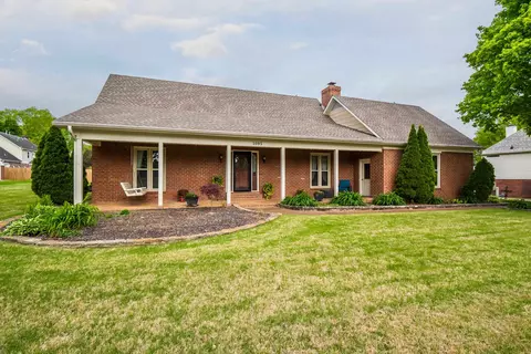 1095 Winrose Dr, Collierville, TN 38017