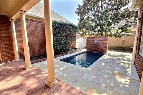 Exterior - 302 E Colbert St, Collierville, TN 38017 photo 3 of 9