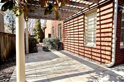 Exterior - 302 E Colbert St, Collierville, TN 38017 photo 6 of 9
