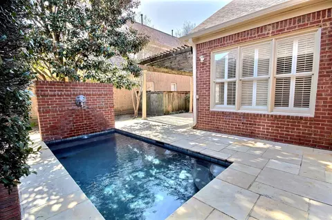 Exterior - 302 E Colbert St, Collierville, TN 38017 photo 4 of 9