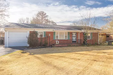 1073 E Poplar Ave, Selmer, TN 38375