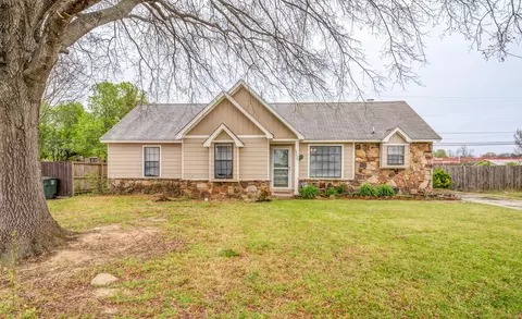 2556 Lakeside Dr, Memphis, TN 38133