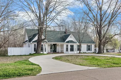 272 Woodlawn Ave E, Brighton, TN 38011