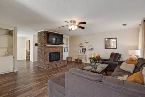 Living - 3229 Venson Dr, Bartlett, TN 38134 photo 2 of 4
