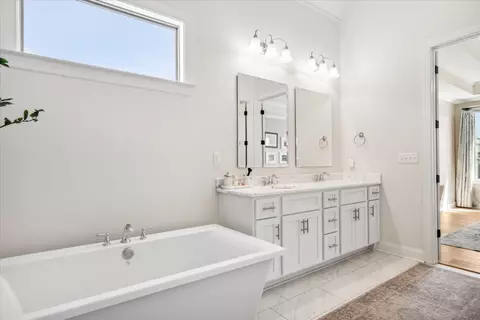 Bath - 630 Cedar Shadows Cir E, Collierville, TN 38017 photo 2 of 4