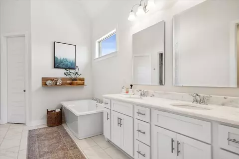 Bath - 630 Cedar Shadows Cir E, Collierville, TN 38017 photo 1 of 4