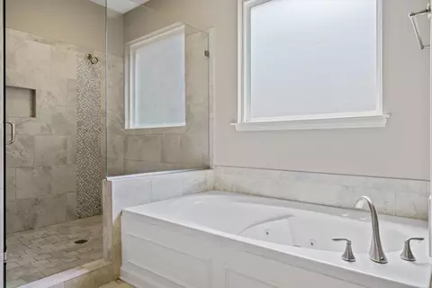 Bath - 3679 Haynes Rd, Bartlett, TN 38133 photo 2 of 4