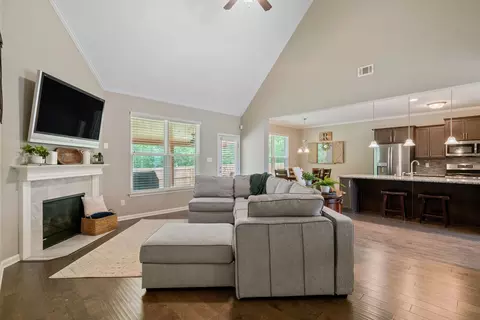 Living - 3679 Haynes Rd, Bartlett, TN 38133 photo 2 of 3