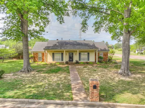 1435 Stonegate Pass St, Germantown, TN 38138