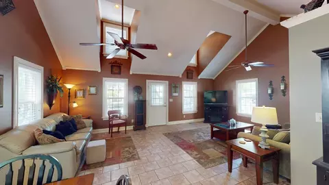 Living - 6 Chris Cv, Iuka, MS 38852 photo 3 of 6