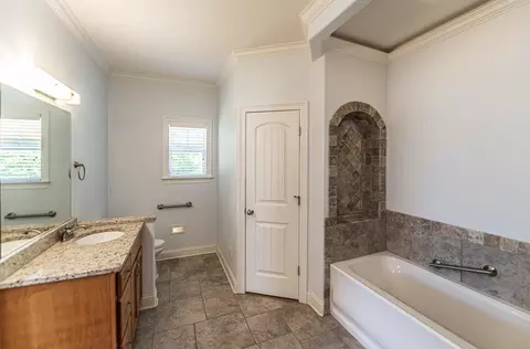 Bath - 4063 Three Doves Cv, Bartlett, TN 38133 photo 3 of 6