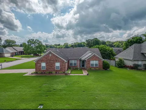 105 Rolling Oaks Dr, Oakland, TN 38060