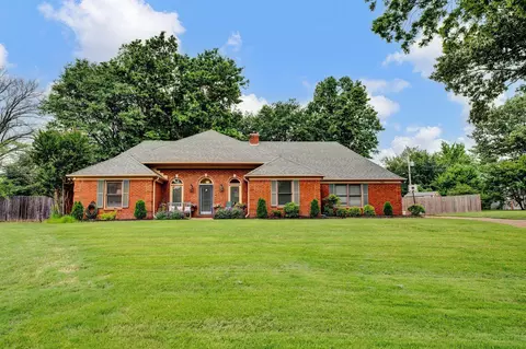 8230 Weatherwood Ln, Memphis, TN 38018