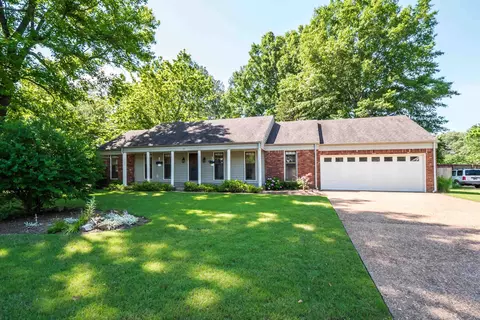 165 E Lawnwood Dr E, Collierville, TN 38017