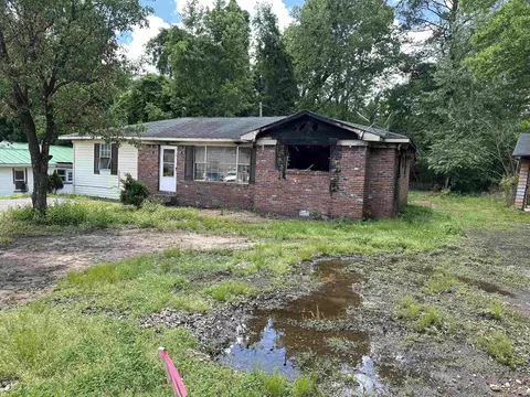 774 Peach St, Selmer, TN 38375