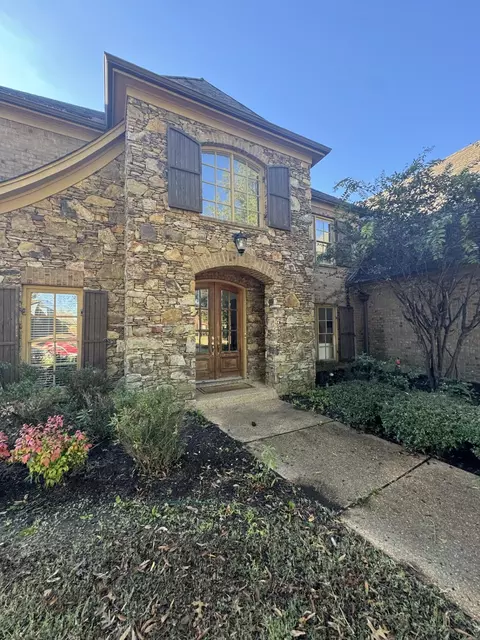 1105 W Old Hearthstone Cir, Collierville, TN 38017