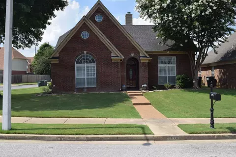 8776 Overcup Oaks Dr, Memphis, TN 38018