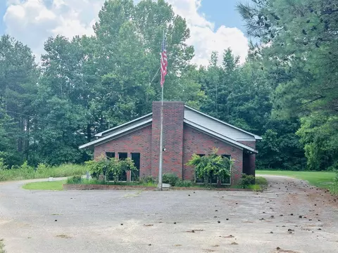 621 Crabtree Rd, Selmer, TN 38375