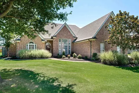 40 Eagle Valley Dr, Oakland, TN 38060
